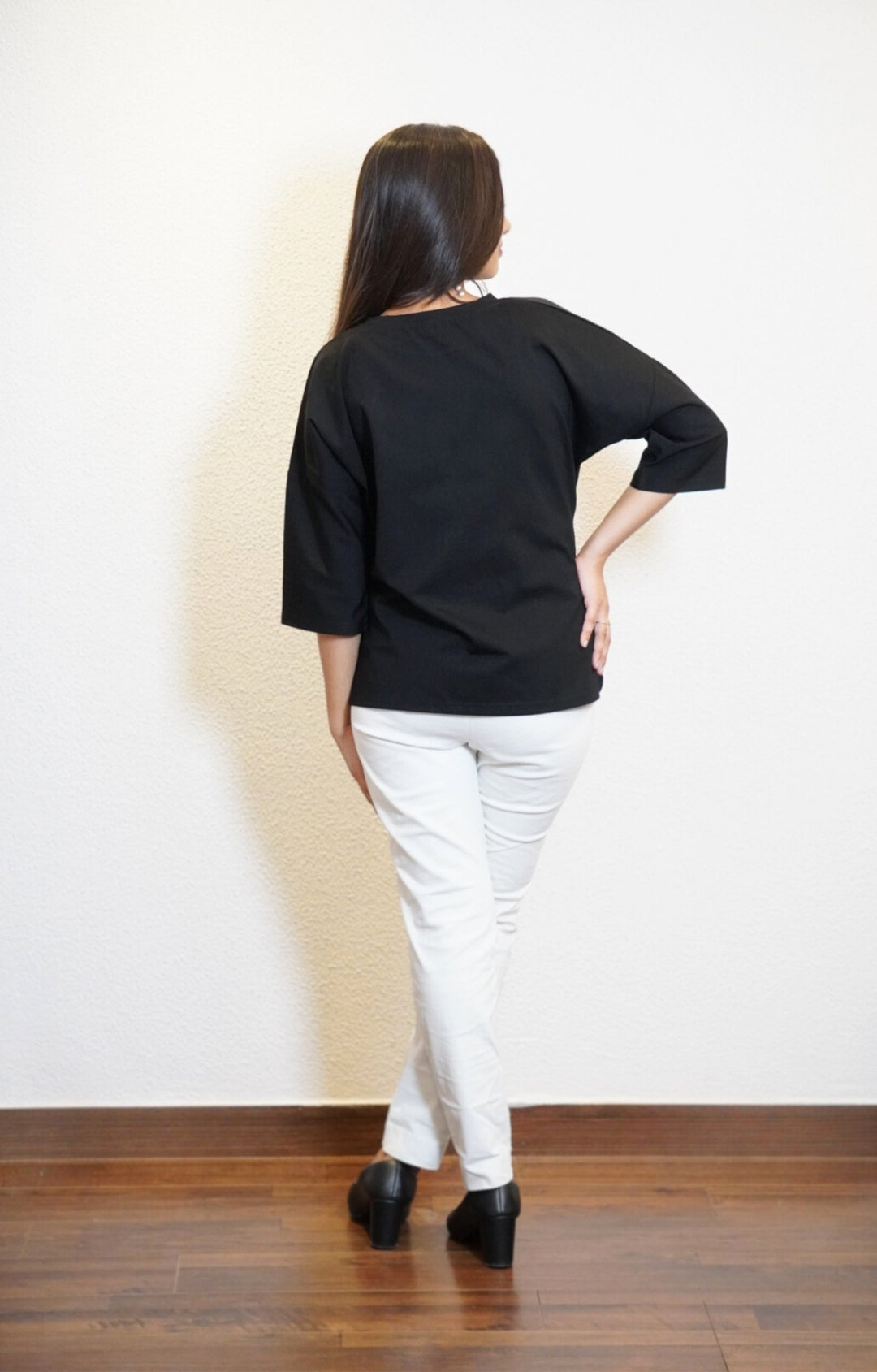 BLACK ROUND NECK TOP WITH WHITE BOW (Black)